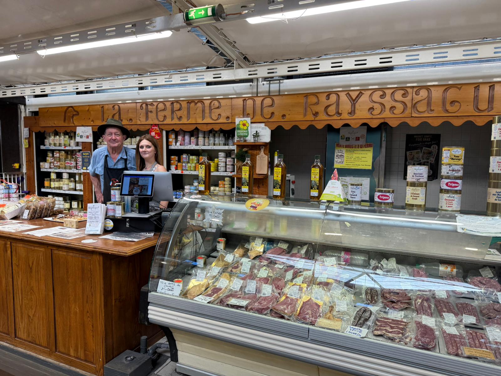 Ambiance conviviale du marché couvert d'Albi avec ses producteurs locaux
