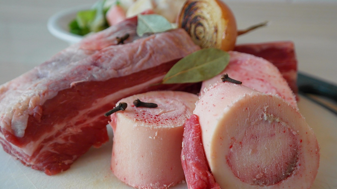 Image en gros plan de haute qualité de tranches de moelle osseuse de bœuf cru sur un plateau, parfaite pour les concepts de cuisine.