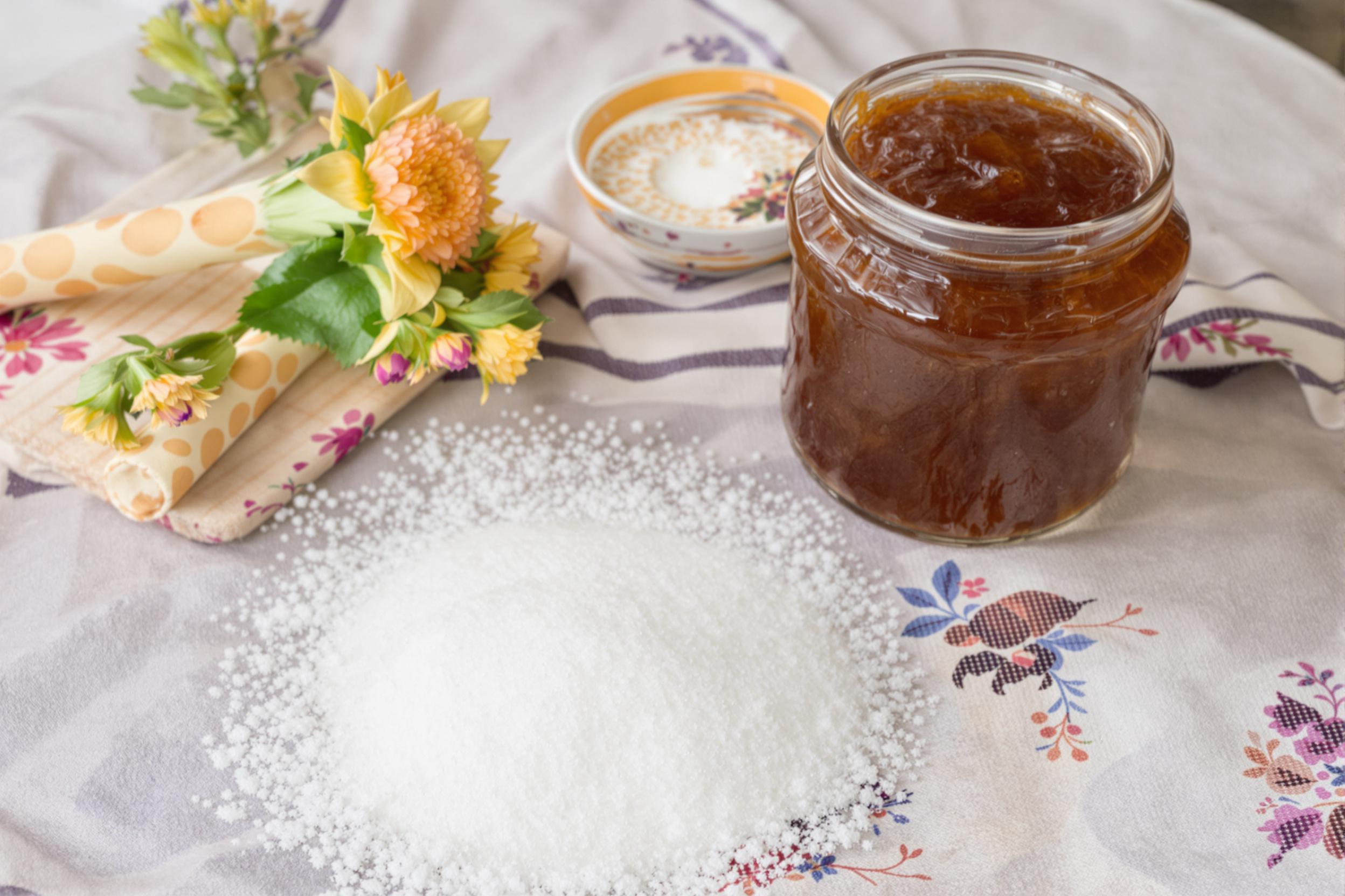 Sucre de canne et pot de confiture